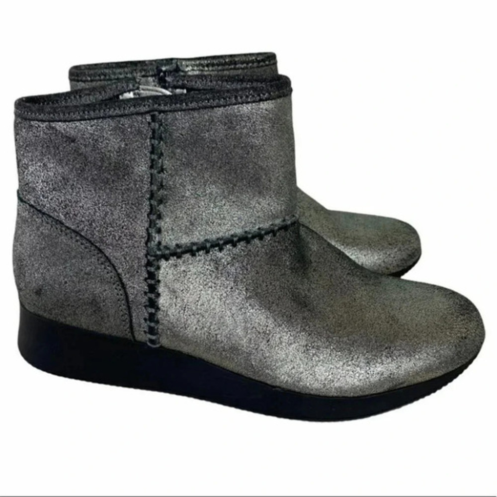 Naturalizer 7.5W Metallic Pewter comfortable ankle boots